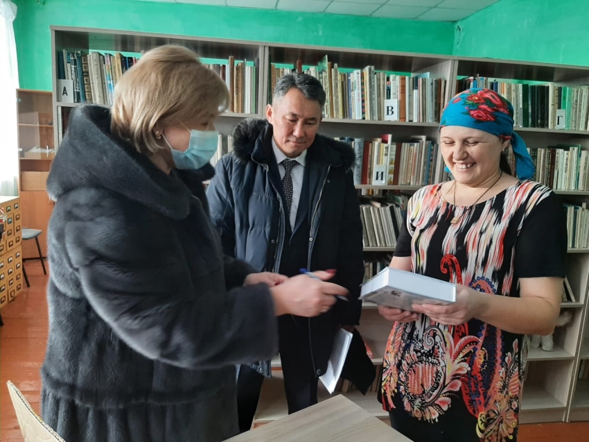 Министр культуры Ирина Левкович подарила новые книги четырём сельским библиотекам 